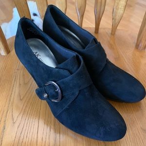Anne Klein Suede shoeSize 7, Black, lightly used.
